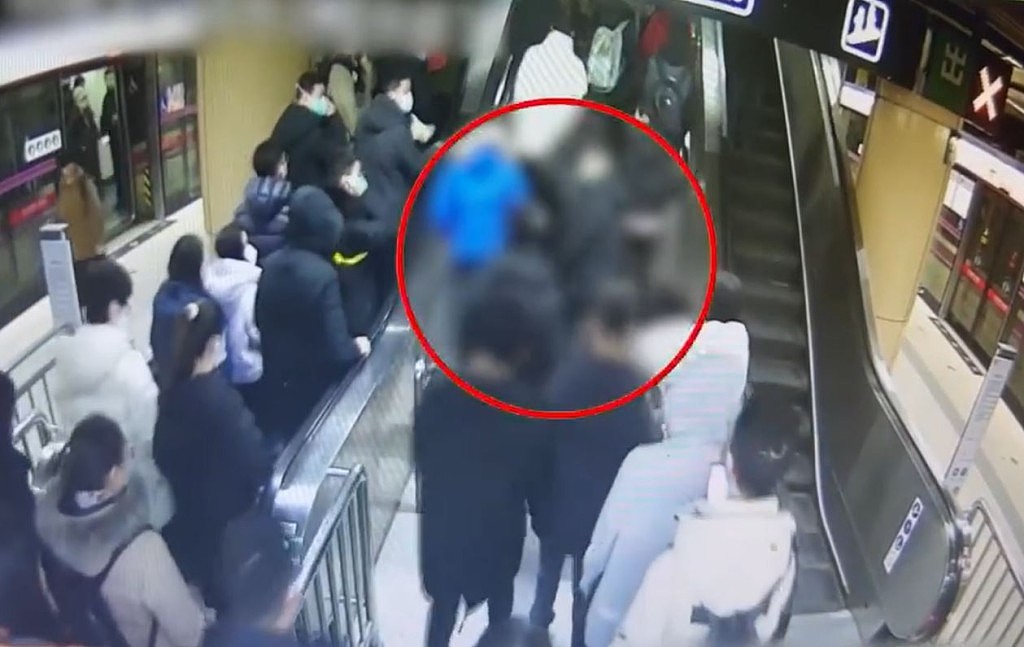 边走边打！北京两男地铁互殴，打遍月台、扶手电梯、出闸口齐行拘（组图） - 5