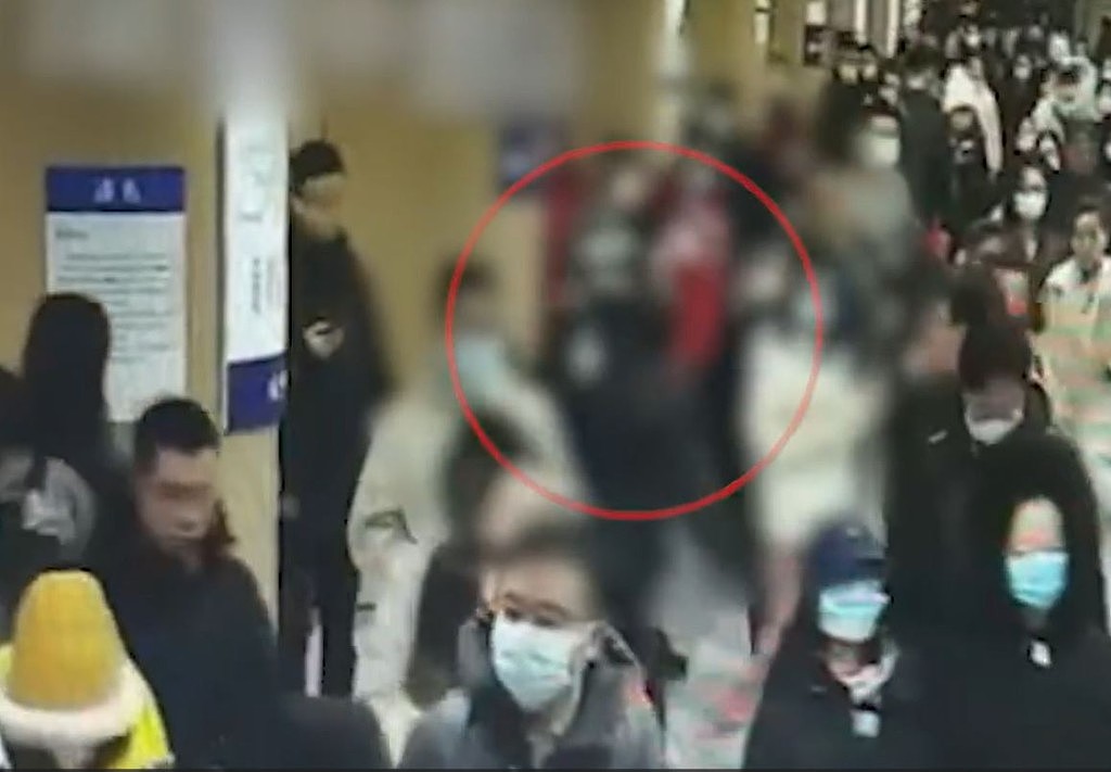 边走边打！北京两男地铁互殴，打遍月台、扶手电梯、出闸口齐行拘（组图） - 3