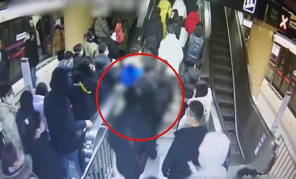 边走边打！北京两男地铁互殴，打遍月台、扶手电梯、出闸口齐行拘（组图） - 4