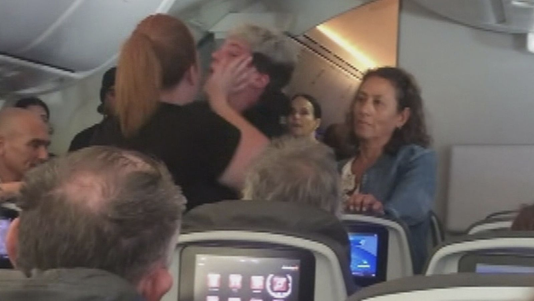 威胁要在每个乘客身上撒尿！墨航班女子丢手机后，全程发疯，被迫返航（组图） - 3