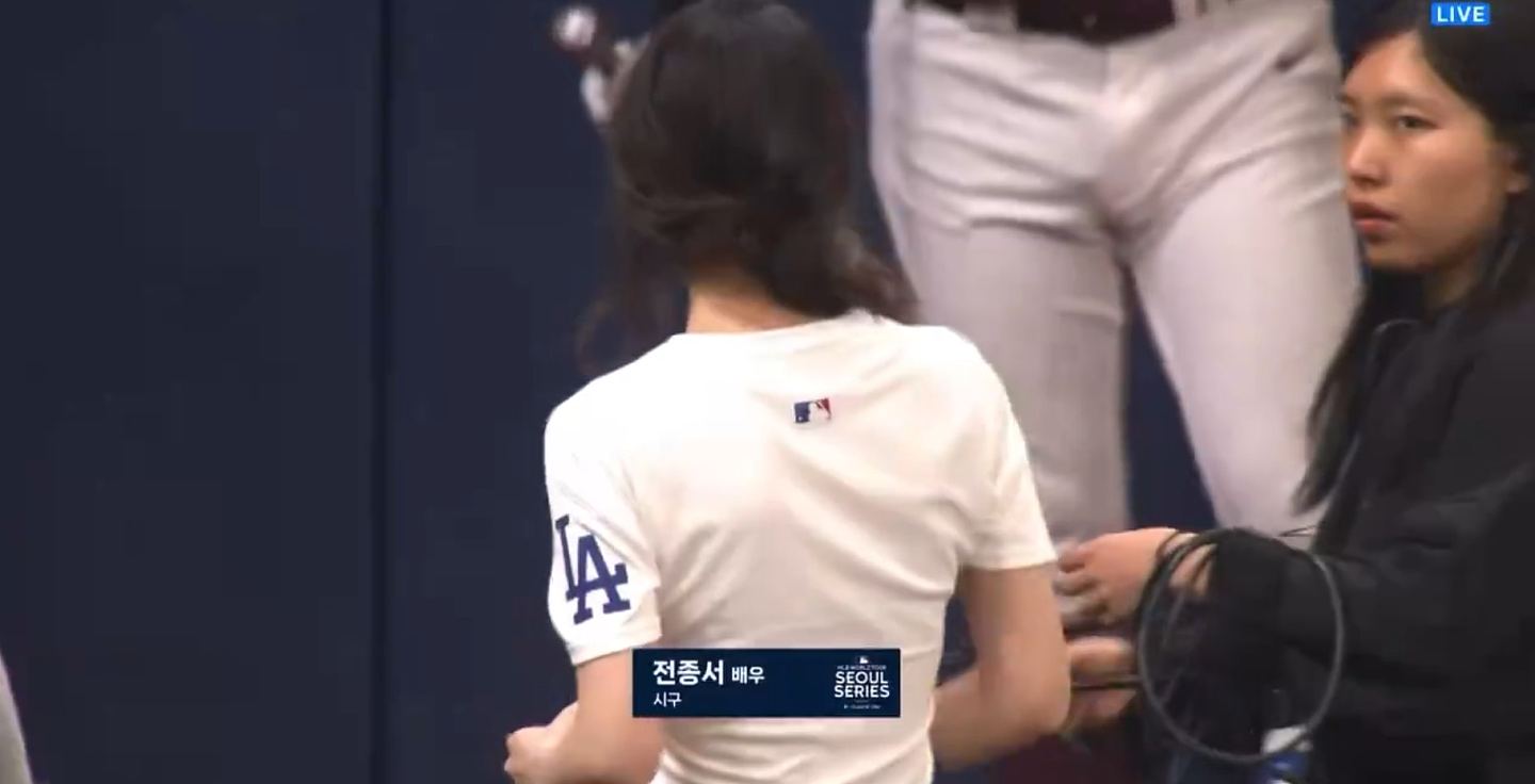 韩棒球赛惊见超紧身裤美女，惹火身材掳获全场目光，竟是这影后（组图） - 2