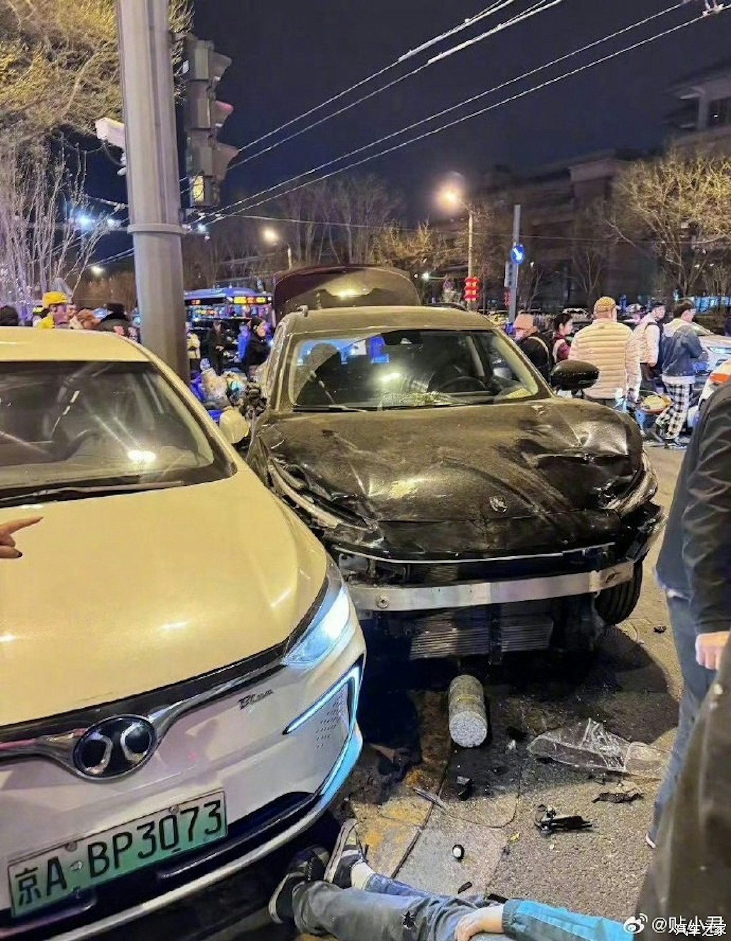 1死1重伤！北京私家车冲撞电动车及行人，现场一片狼藉！猖狂司机车内吸烟爆粗口（视频/组图） - 2