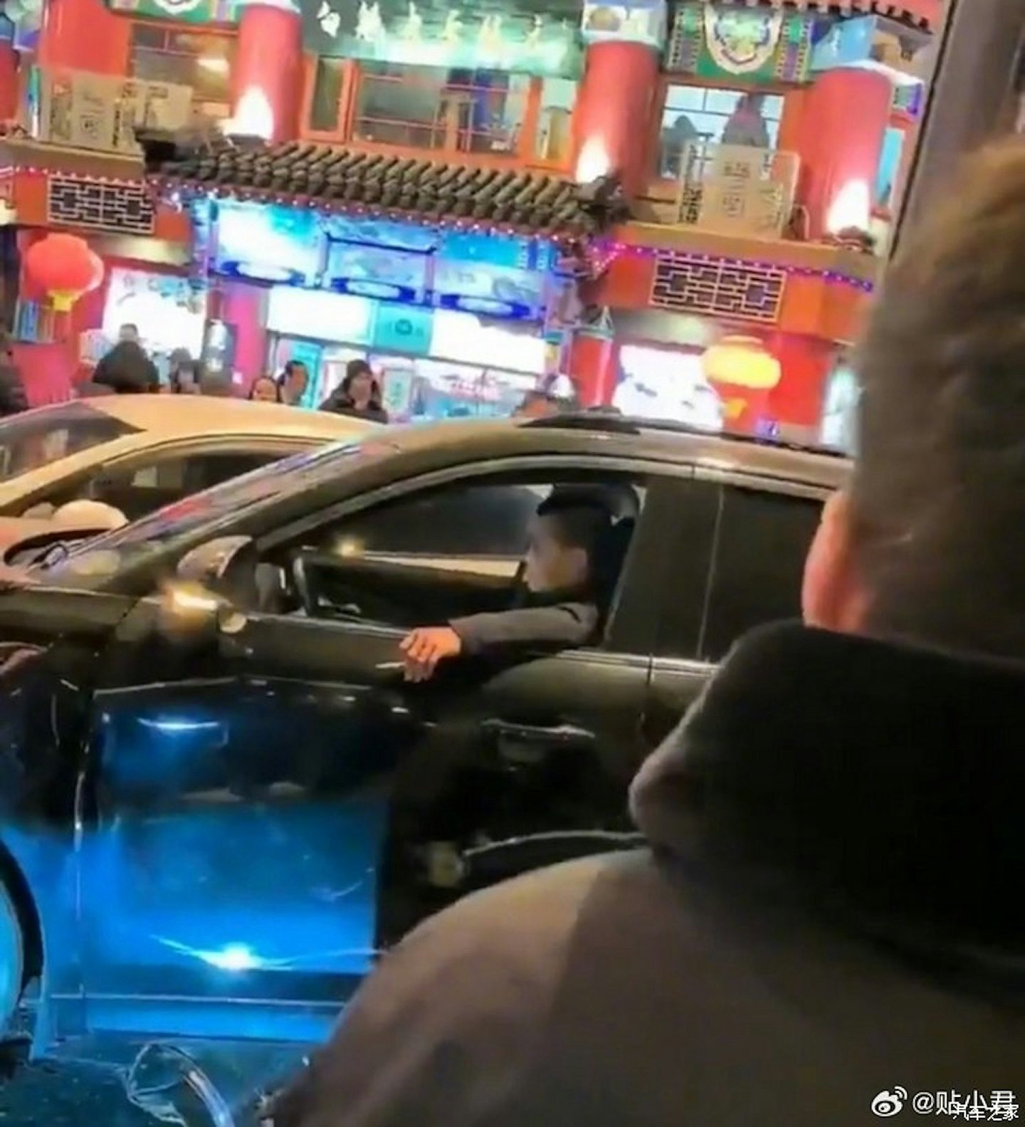 1死1重伤！北京私家车冲撞电动车及行人，现场一片狼藉！猖狂司机车内吸烟爆粗口（视频/组图） - 4
