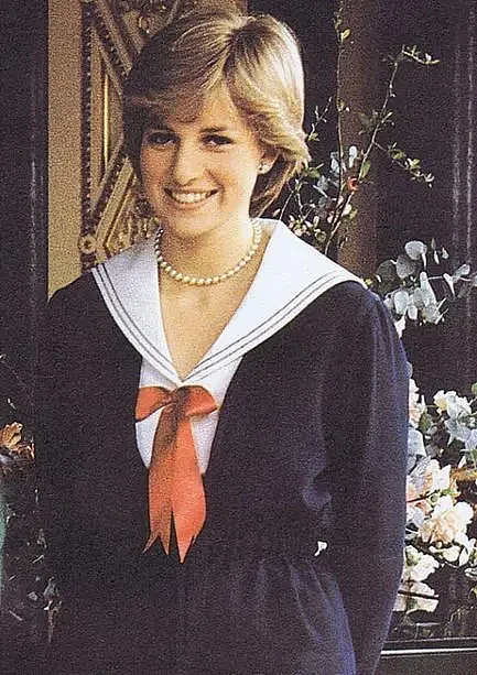 1981年，戴安娜第一次和女王同框，笑得娇羞可爱，查尔斯也很满意（组图） - 11