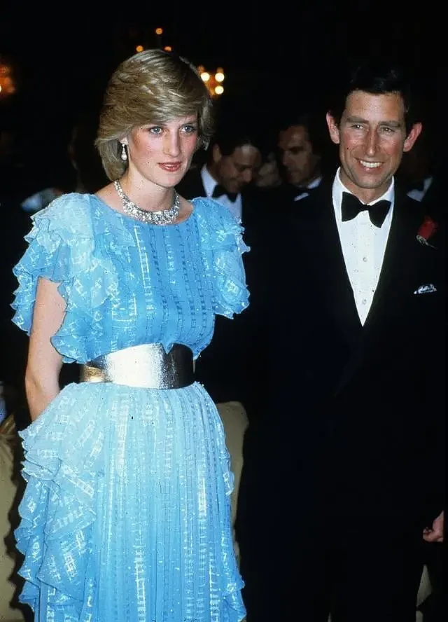 1981年，戴安娜第一次和女王同框，笑得娇羞可爱，查尔斯也很满意（组图） - 20
