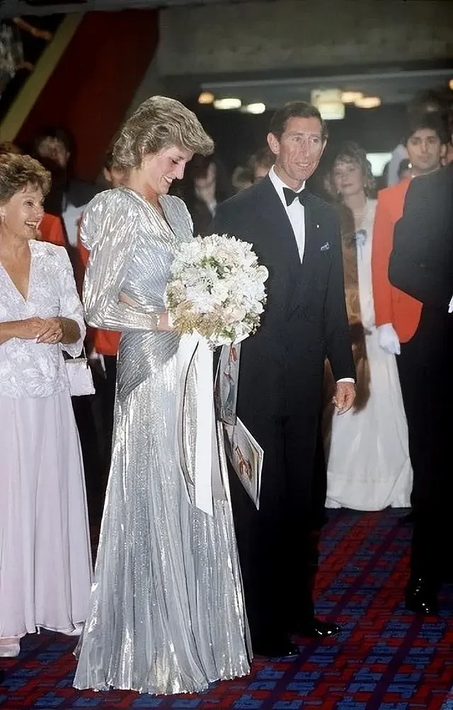 1981年，戴安娜第一次和女王同框，笑得娇羞可爱，查尔斯也很满意（组图） - 22