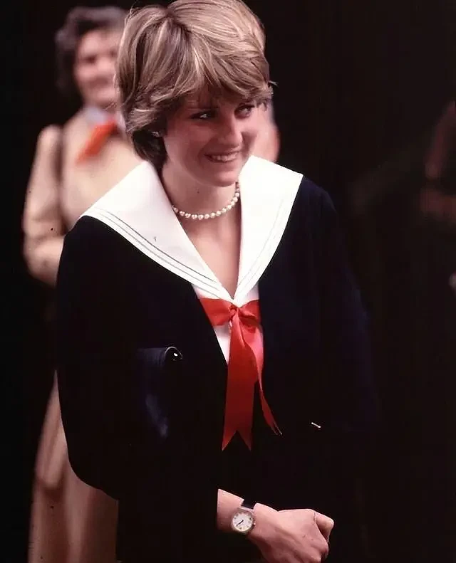 1981年，戴安娜第一次和女王同框，笑得娇羞可爱，查尔斯也很满意（组图） - 9