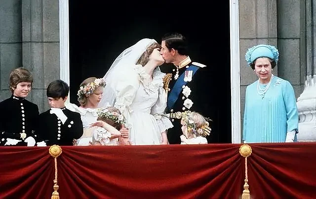 1981年，戴安娜第一次和女王同框，笑得娇羞可爱，查尔斯也很满意（组图） - 17