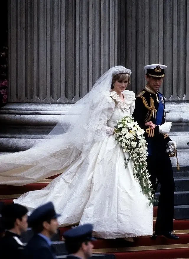 1981年，戴安娜第一次和女王同框，笑得娇羞可爱，查尔斯也很满意（组图） - 16