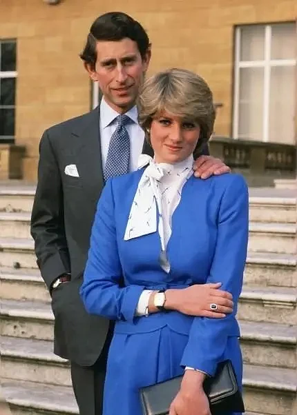 1981年，戴安娜第一次和女王同框，笑得娇羞可爱，查尔斯也很满意（组图） - 2