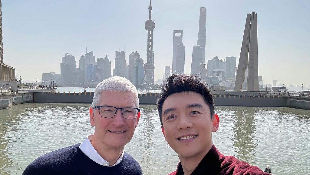 苹果中国旗舰店21日开幕！库克现身上海谈AI应用（组图） - 2