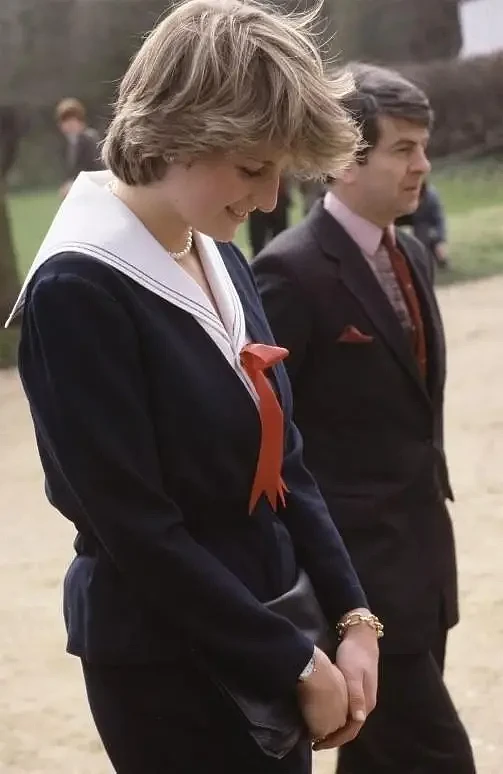 1981年，戴安娜第一次和女王同框，笑得娇羞可爱，查尔斯也很满意（组图） - 8