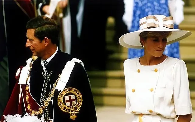 1981年，戴安娜第一次和女王同框，笑得娇羞可爱，查尔斯也很满意（组图） - 21
