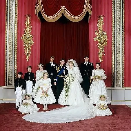 1981年，戴安娜第一次和女王同框，笑得娇羞可爱，查尔斯也很满意（组图） - 18