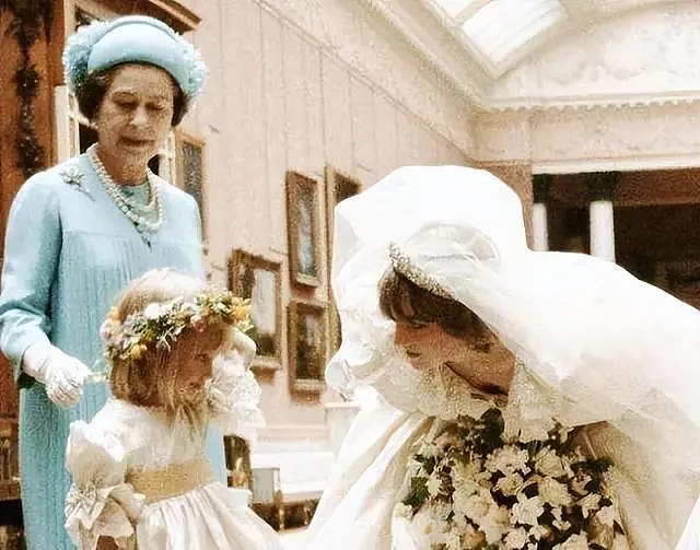 1981年，戴安娜第一次和女王同框，笑得娇羞可爱，查尔斯也很满意（组图） - 19