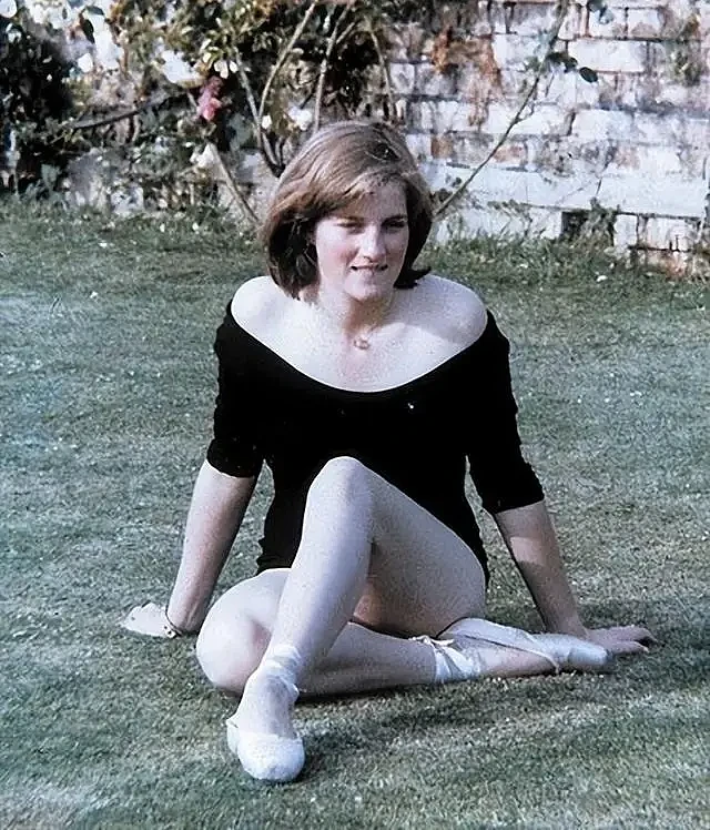 1981年，戴安娜第一次和女王同框，笑得娇羞可爱，查尔斯也很满意（组图） - 7