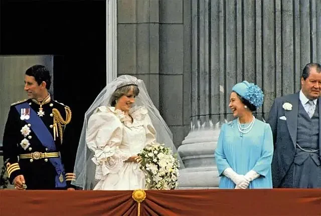 1981年，戴安娜第一次和女王同框，笑得娇羞可爱，查尔斯也很满意（组图） - 14