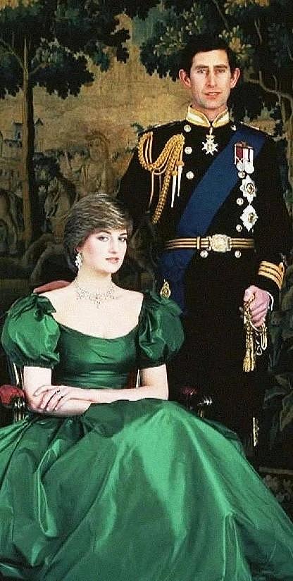 1981年，戴安娜第一次和女王同框，笑得娇羞可爱，查尔斯也很满意（组图） - 1