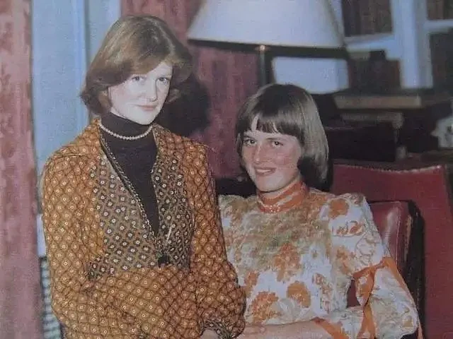 1981年，戴安娜第一次和女王同框，笑得娇羞可爱，查尔斯也很满意（组图） - 4