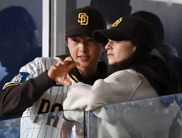 宋仲基和妻子看棒球赛，39岁凯蒂产后沧桑不少，两人互动惹争议（组图） - 4