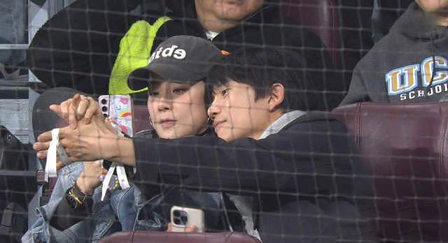 宋仲基和妻子看棒球赛，39岁凯蒂产后沧桑不少，两人互动惹争议（组图） - 2