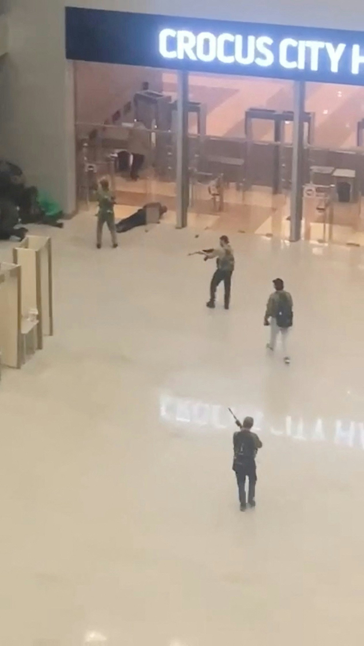 枪手闯莫斯科音乐厅疯狂扫射！人群趴地十多分钟保命才敢爬出去（视频/组图） - 2