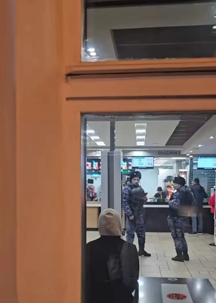 中国在俄留学生：市民自发上街缅怀遇难者，店内有军警站岗（组图） - 2
