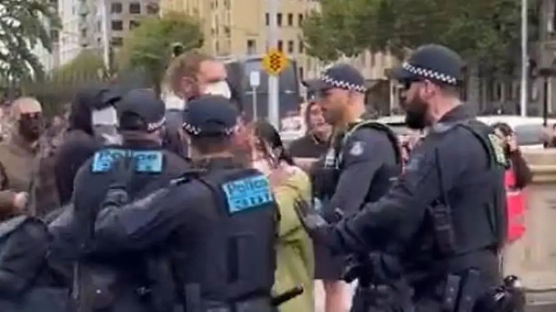 澳CBD爆发游行示威，与警方激烈冲突；活久见！警察和“反叛者”在堪培拉过男生周末？天南海北近500人都来了（组图） - 2