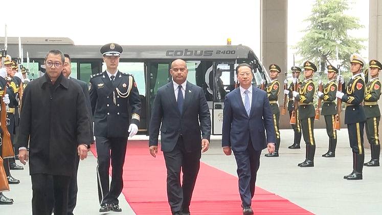 瑙鲁总统抵北京展开6天国事访问：马朝旭迎接！仪仗队列队欢迎（视频/组图） - 1
