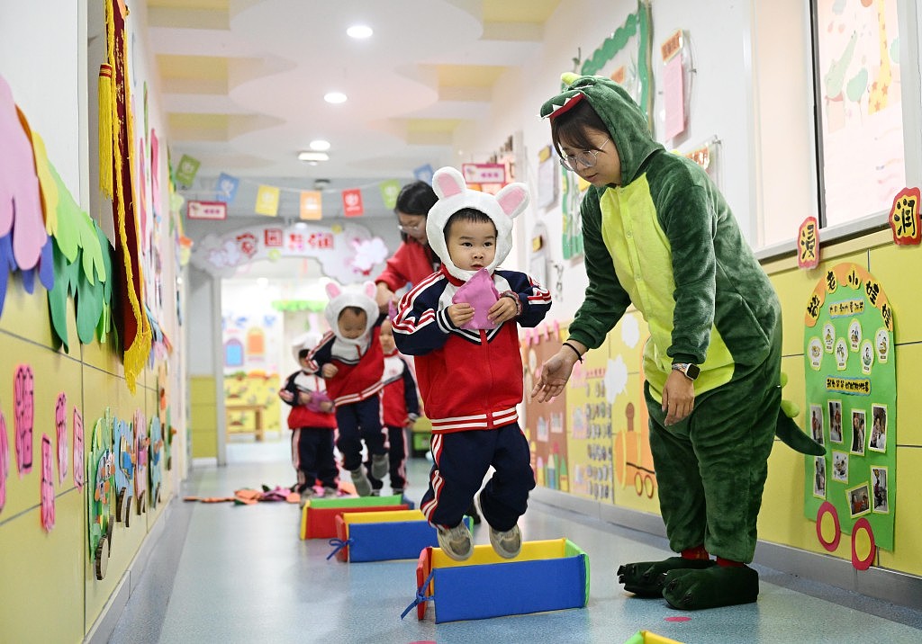 生育率下滑，孩子数量骤减，中国2年来超2万所幼儿园关停（组图） - 1
