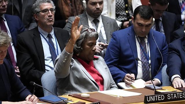 以巴冲突：美国投下弃权票，联合国安理会首次通过决议呼吁加沙停火（组图） - 1
