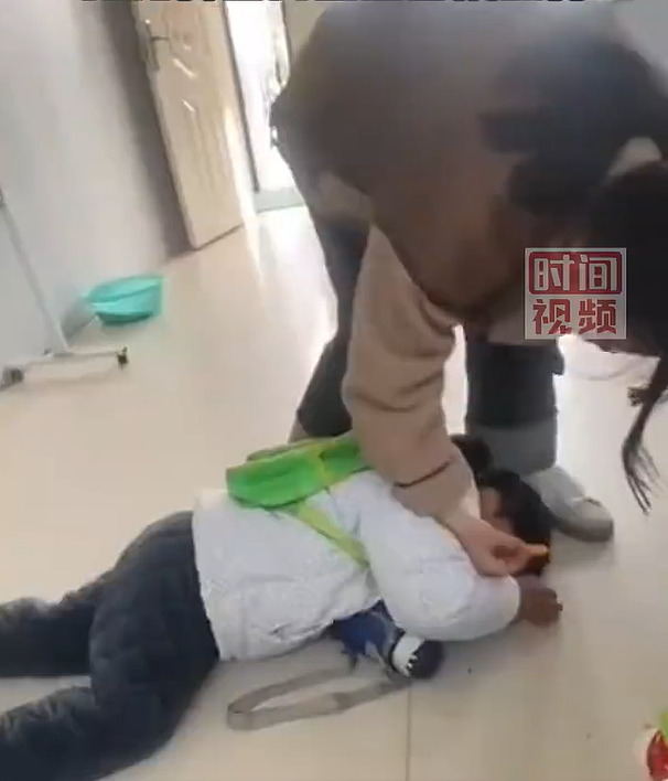 河南女幼师被曝虐童，多段视频流出：打得孩子磕头求饶，她却笑出了声…（组图） - 10