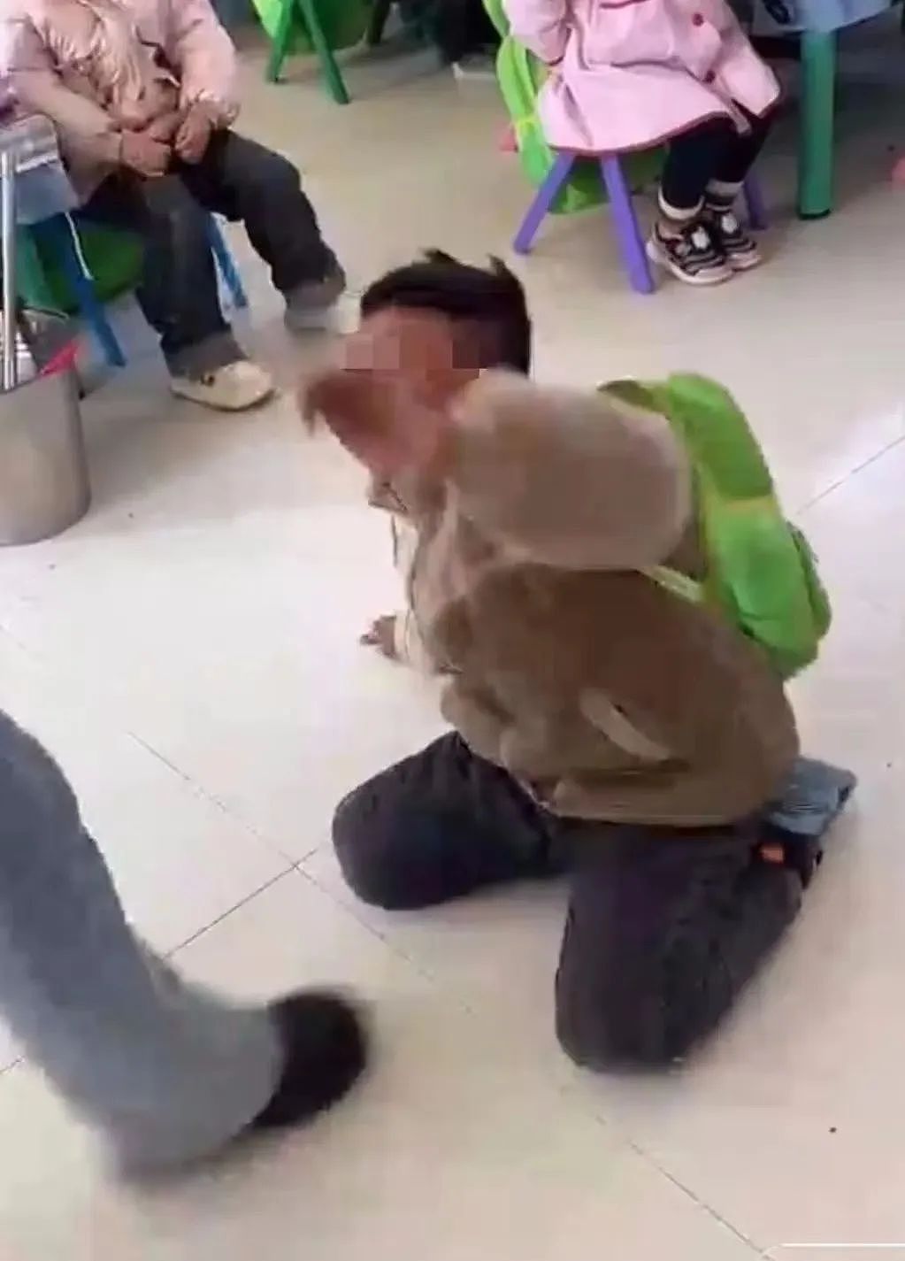 河南女幼师被曝虐童，多段视频流出：打得孩子磕头求饶，她却笑出了声…（组图） - 17