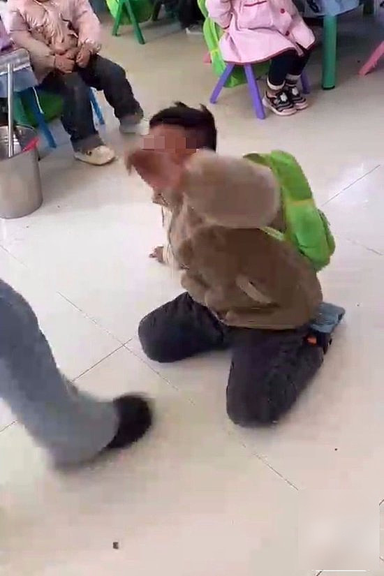 河南男童遭教师踩脸坐压狂殴！官方：幼园长停职，打人者开除（组图） - 6