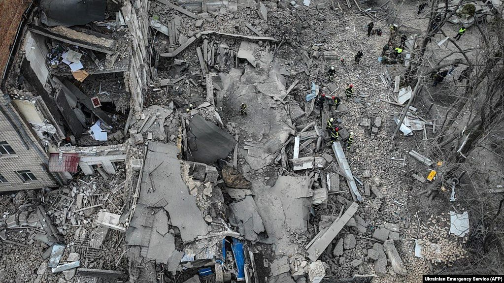 俄罗斯再次空袭基辅，摧毁建筑物并造成10人受伤（图） - 1