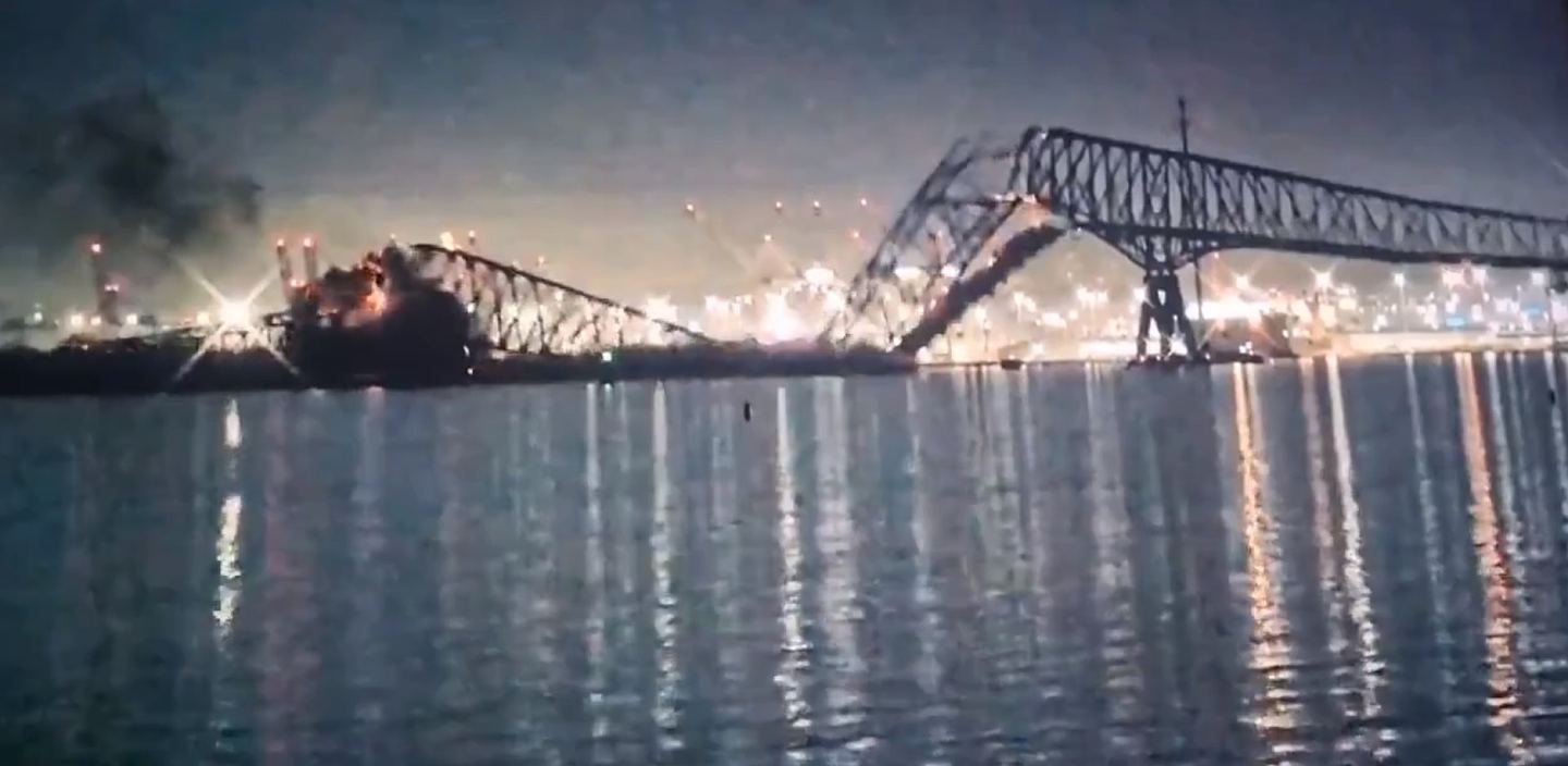 搜救人员寻回2具遗体！美国巴尔的摩大桥遭船撞上后倒塌，警方：失踪6人被推测已亡（视频/组图） - 8