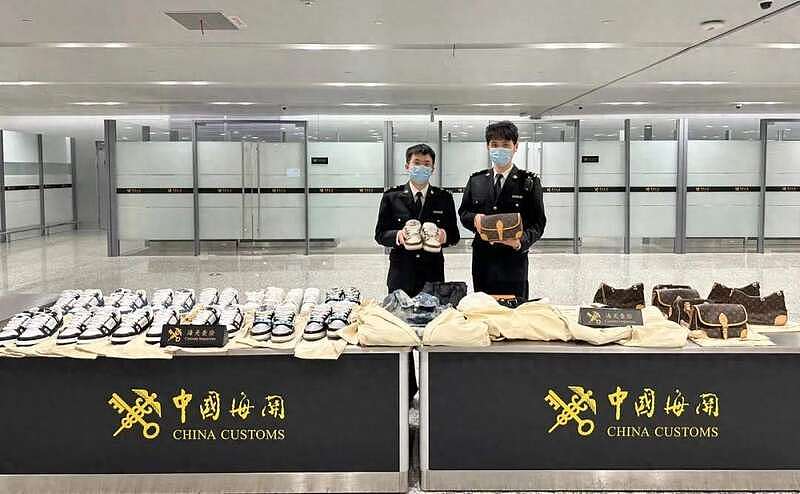 行李箱内装价值约40万元鞋包，中国海关：全部收缴（组图） - 1
