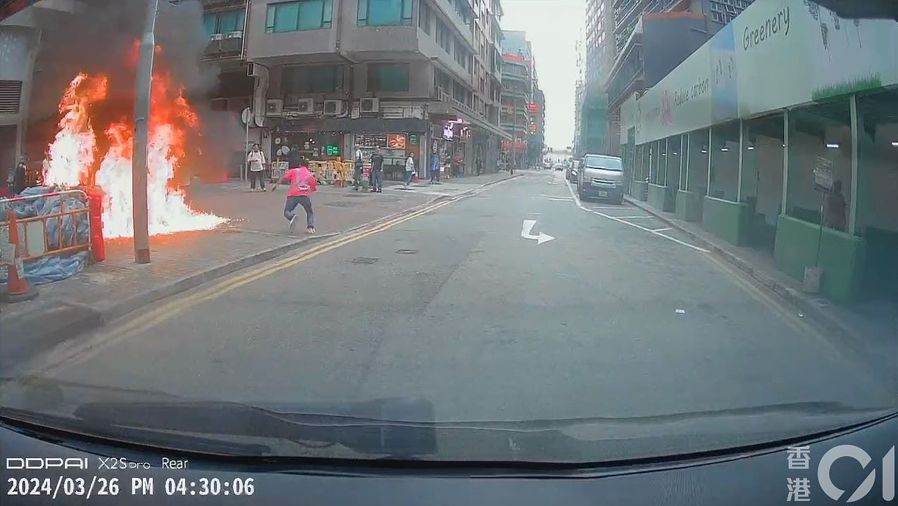香港观塘巧明街路边地盘陷火海，男工人着火狂奔！同事吓至弹起（组图） - 4