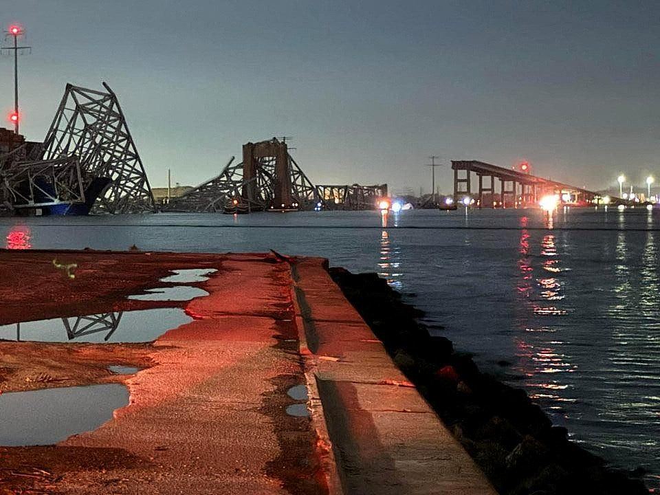 美国巴尔的摩塌桥：潜水员争分夺秒寻失踪者，水温低风大阻碍搜救（组图） - 4