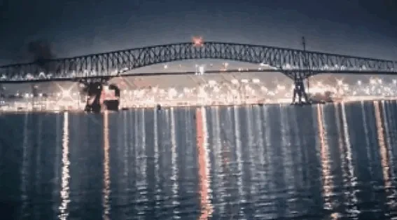 突发灾难！巨轮撞断美国著名大桥，瞬间断成4截！数人死伤失踪！曾发求救信号...（视频/组图） - 5