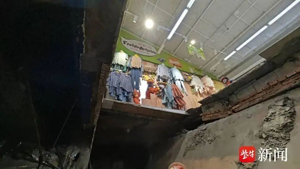 江苏商场地板突坍塌！大洞“吞噬”女顾客，楼下工人遭砸伤（视频/组图） - 7