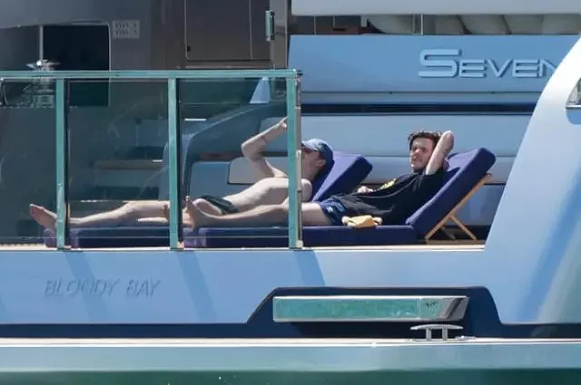 贝克汉姆夫妇躺在自家游艇上晒太阳，48岁球星的手却不安分了（组图） - 5