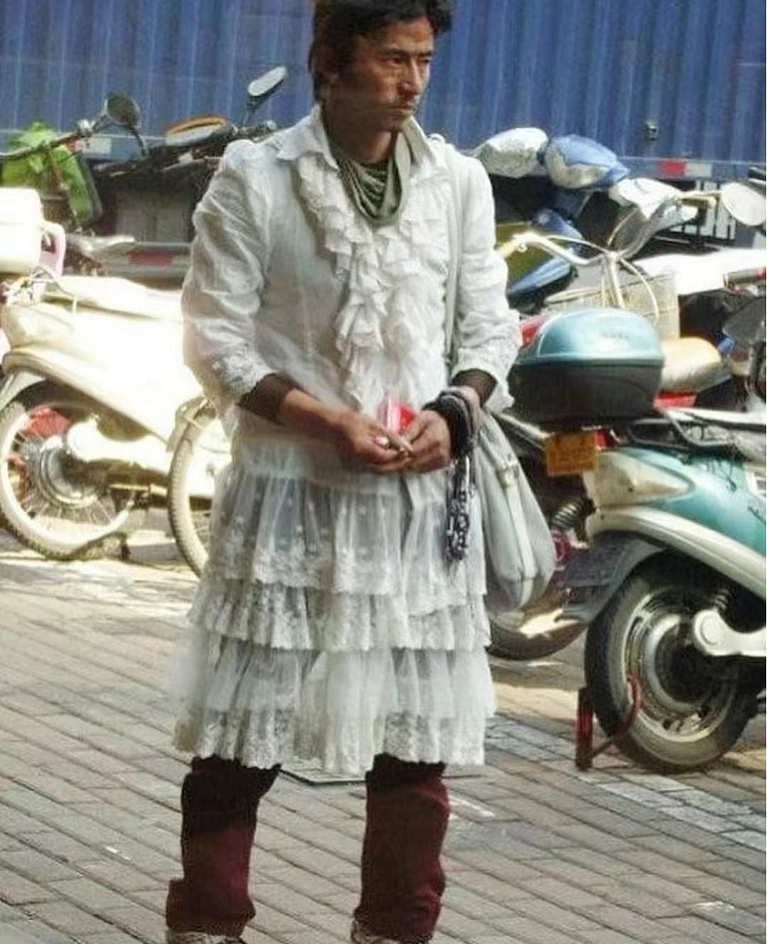 风靡韩女的“屁帘”把想尝试的打工人纠结坏了？“以前村里有个疯子就这样穿”（组图） - 7