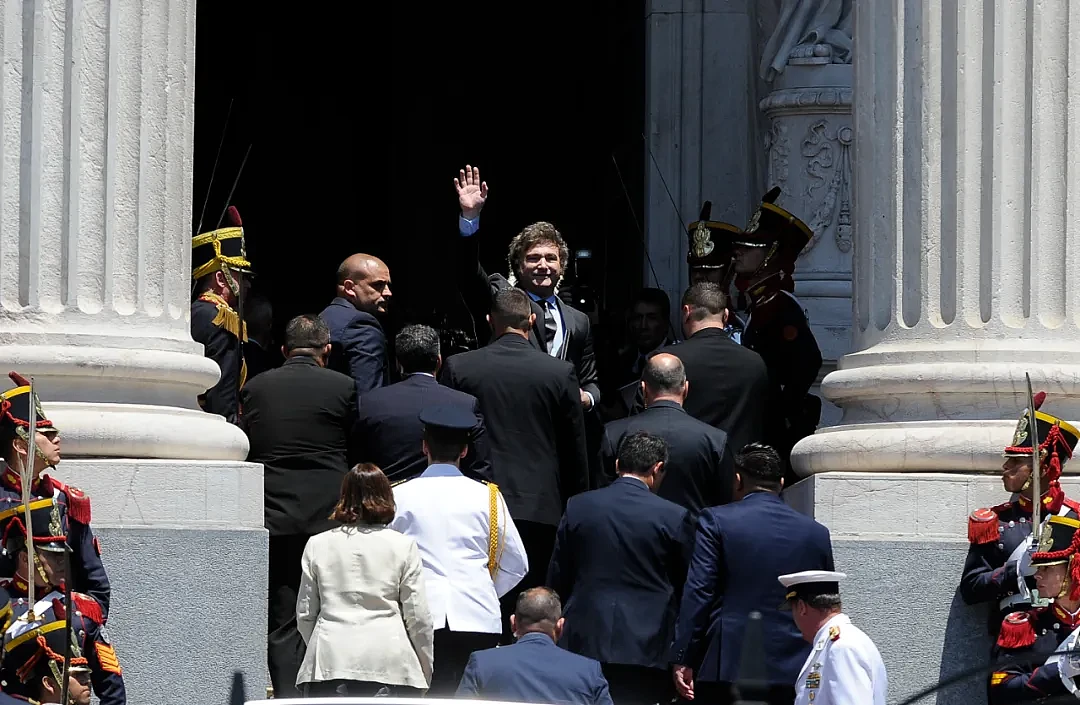 铁饭碗也被砸碎！阿根廷总统宣布裁减5万公务员，称还有7万人要被解雇，还发表了惊人言论…（组图） - 1