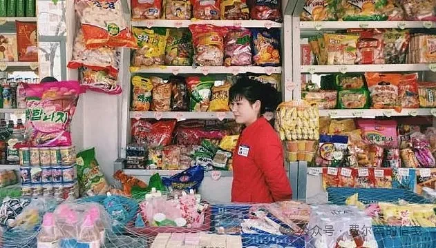 中国游客逛朝鲜商店：朝鲜女售货员惊喜手抖，两眼放光（组图） - 2
