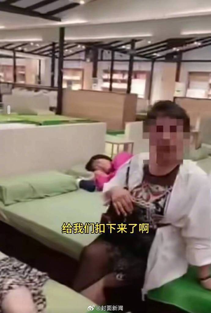 云南恶导游呛“不买就不准走”！结果37团员店内直接“躺下睡觉”反击（组图） - 1