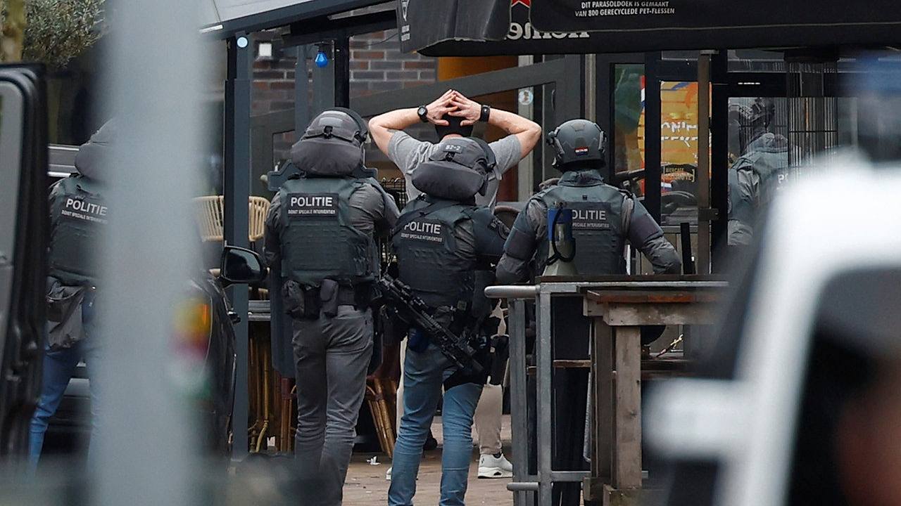 荷兰酒吧挟持人质事件，戴面罩男子自行走出被捕！警方：人质全获释（视频/组图） - 1