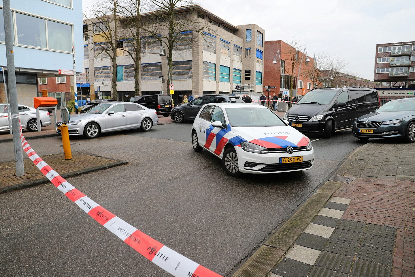 荷兰酒吧挟持人质事件，戴面罩男子自行走出被捕！警方：人质全获释（视频/组图） - 2