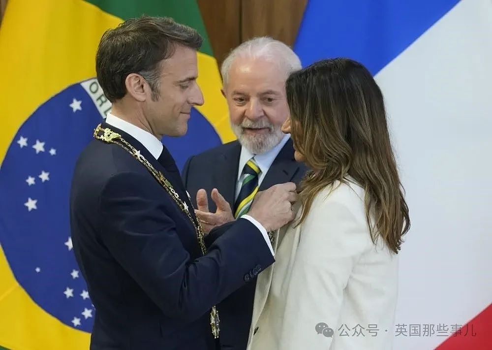 马克龙跟巴西总统拍照这画风，网友磕疯了：在拍结婚照吗？（组图） - 12