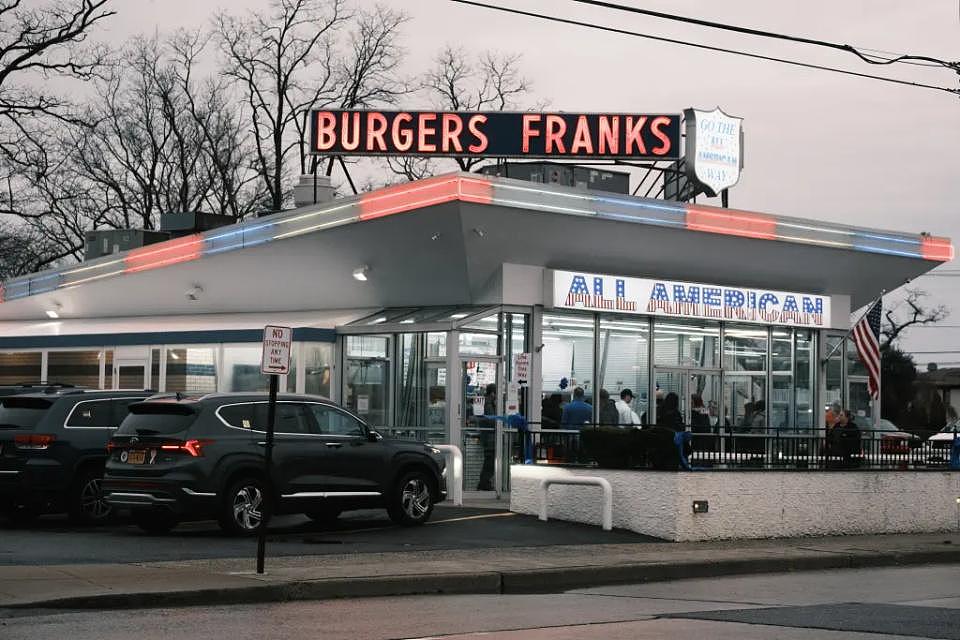 77岁特朗普在纽约订了20个汉堡，回家路上吃个饱（组图） - 1